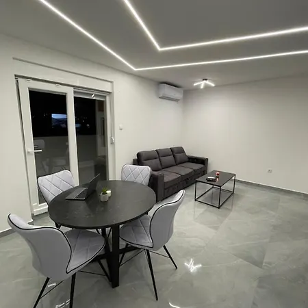 Lux Sa Garazom Blizu Centra