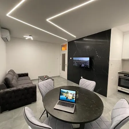 Lux Sa Garazom Blizu Centra