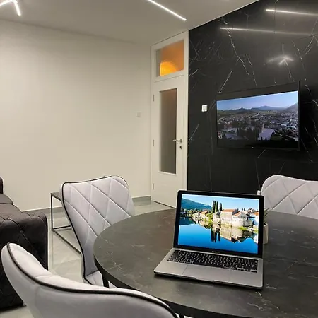 Lux Sa Garazom Blizu Centra