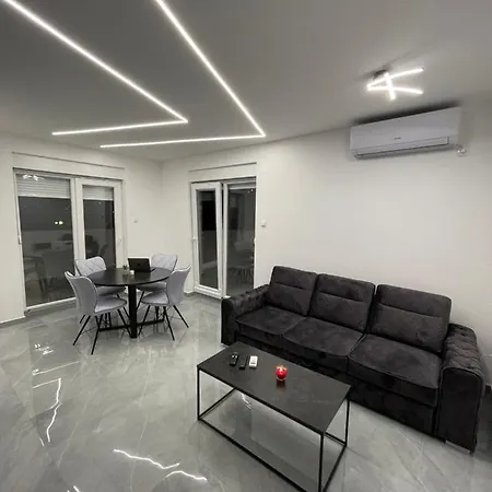 Lux Sa Garazom Blizu Centra * تريبينيي