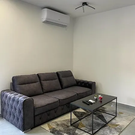 Lux Sa Garazom Blizu Centra