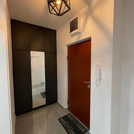 Lux Sa Garazom Blizu Centra