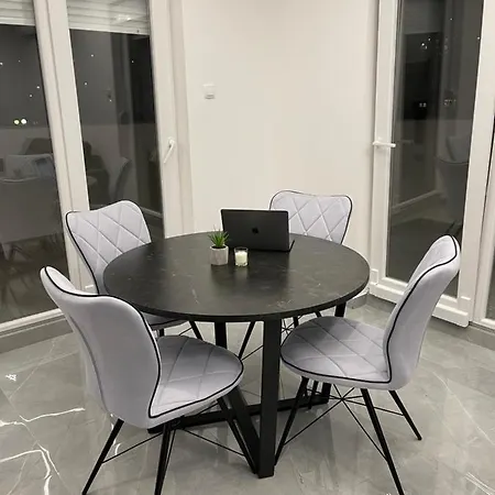 Daire Lux Sa Garazom Blizu Centra
