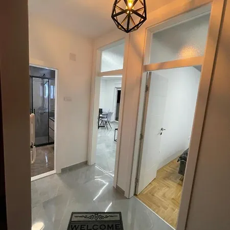 Lux Sa Garazom Blizu Centra