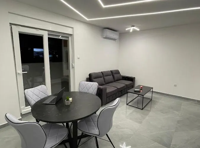 Lux Sa Garazom Blizu Centra