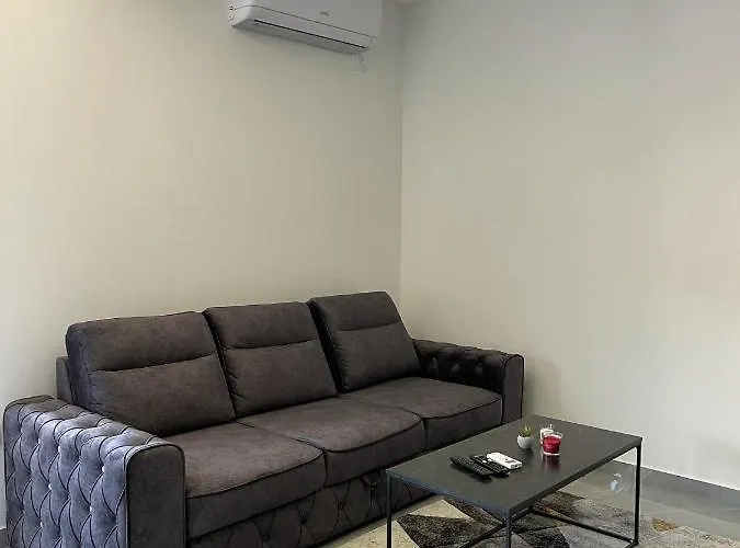 Lux Sa Garazom Blizu Centra